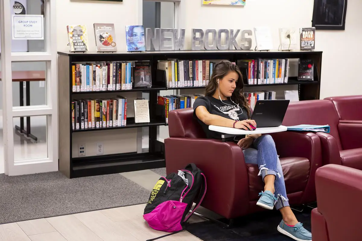 OTC student studies with a laptop in the Hamra Library during the first week of classes.